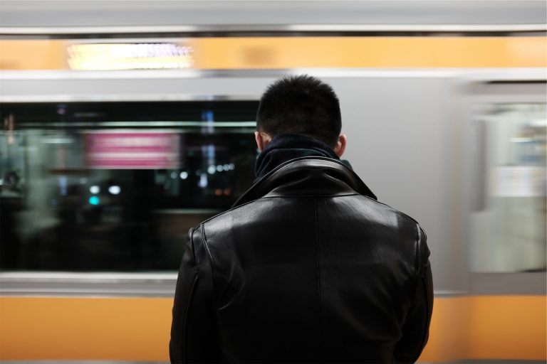 mężczyzna w kurtce w metrze